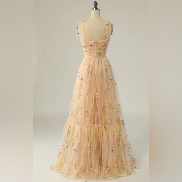 $165.00 Beautiful floral champagne dress!
Like knew, Worn ONCE for 7 hours. - Picture 9 of 9